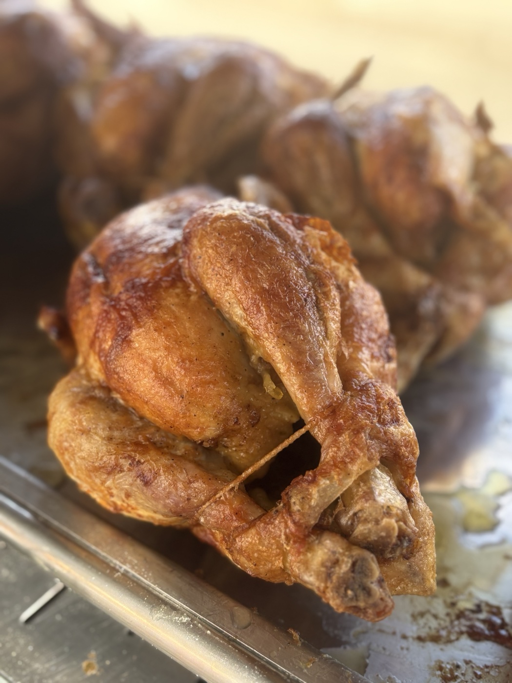 Poulet fermier entier rôti à la broche