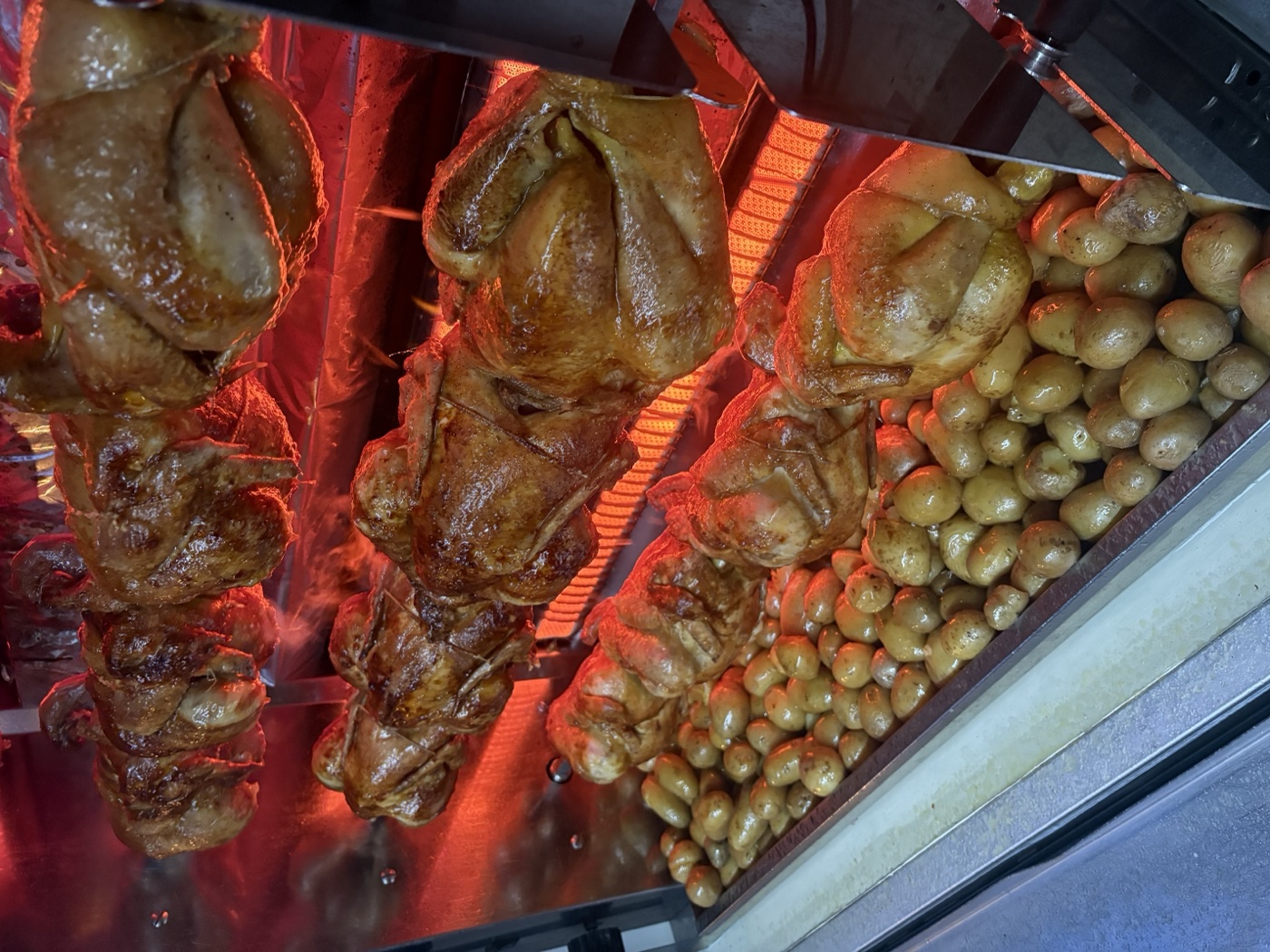 Pommes de terre grenailles dans la rôtissoire